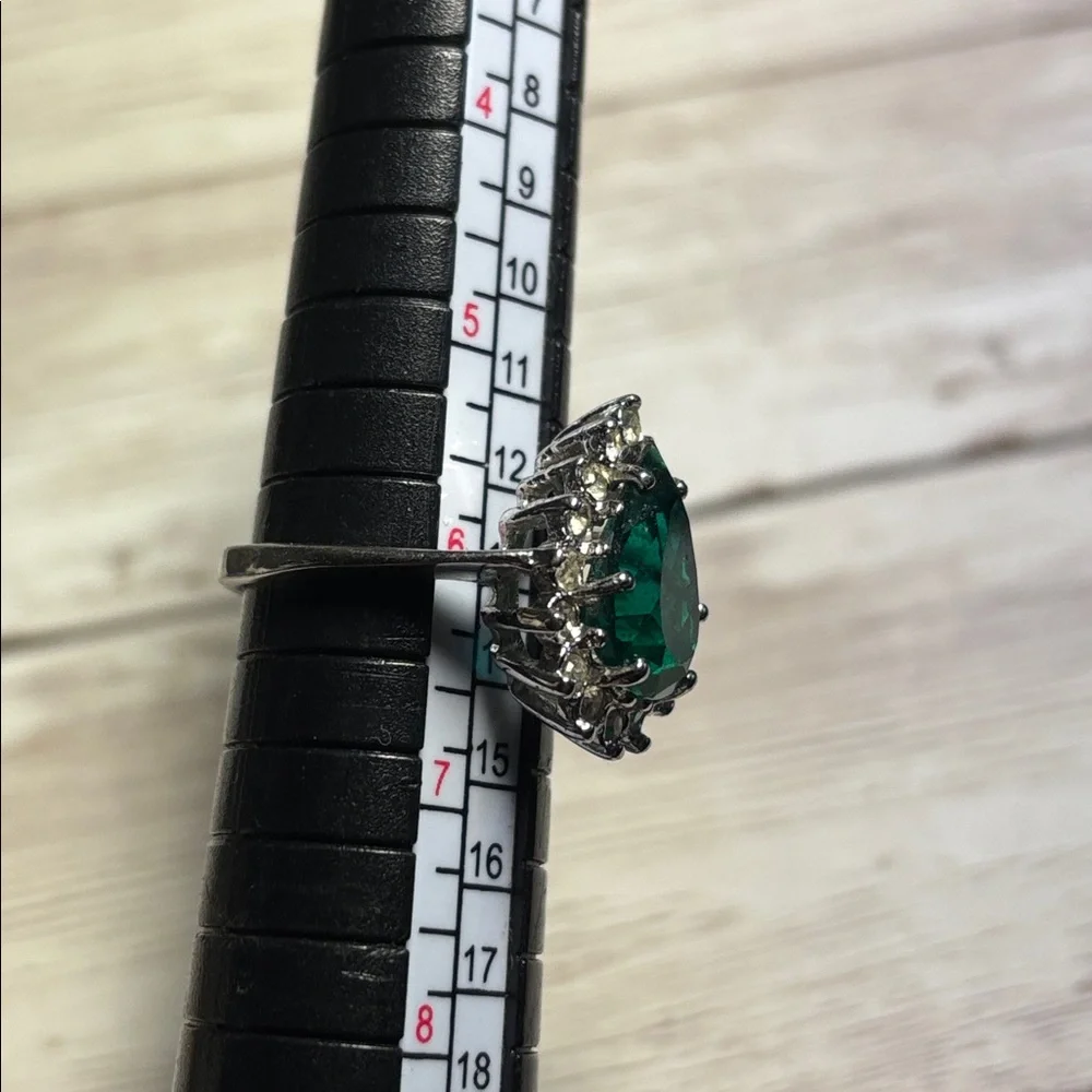 Elegant Silver and Green Teardrop Ring
